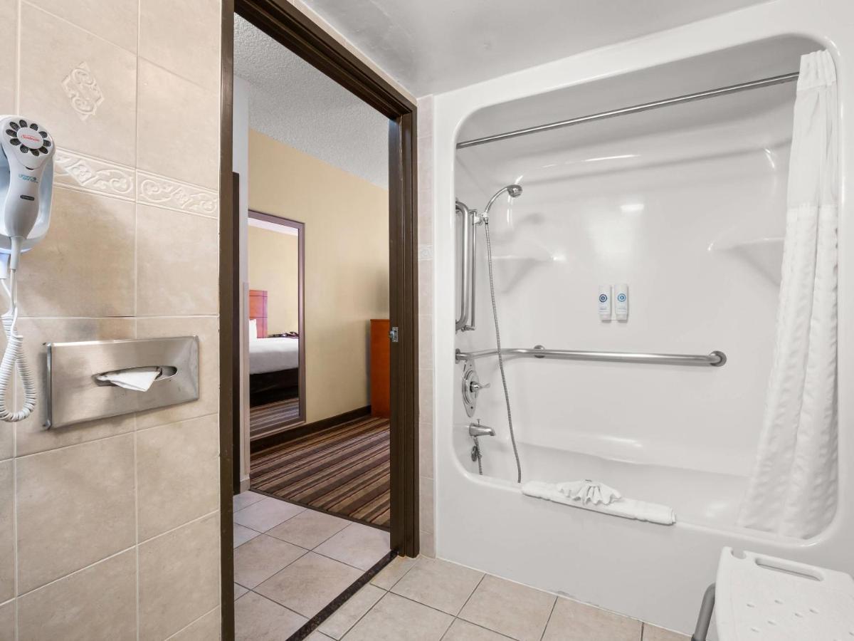 Comfort Inn Metro Airport - Housity