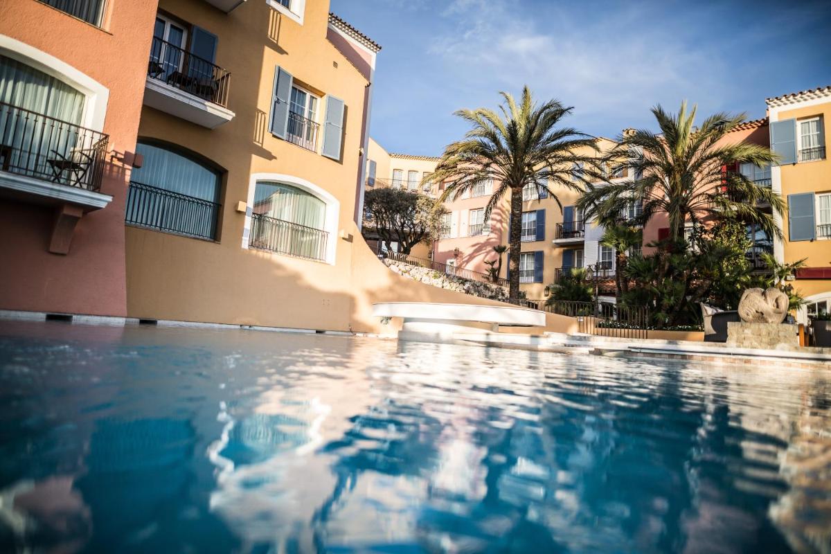 - une piscine en face de certains bâtiments dans l'établissement Hotel Byblos Saint-Tropez, à Saint-Tropez - une piscine en face de certains bâtiments dans l'établissement Hotel Byblos Saint-Tropez, à Saint-Tropez