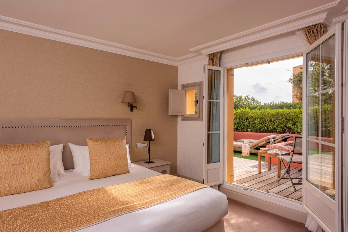 Un ou plusieurs lits dans un hébergement de l'établissement Hotel Byblos Saint-Tropez