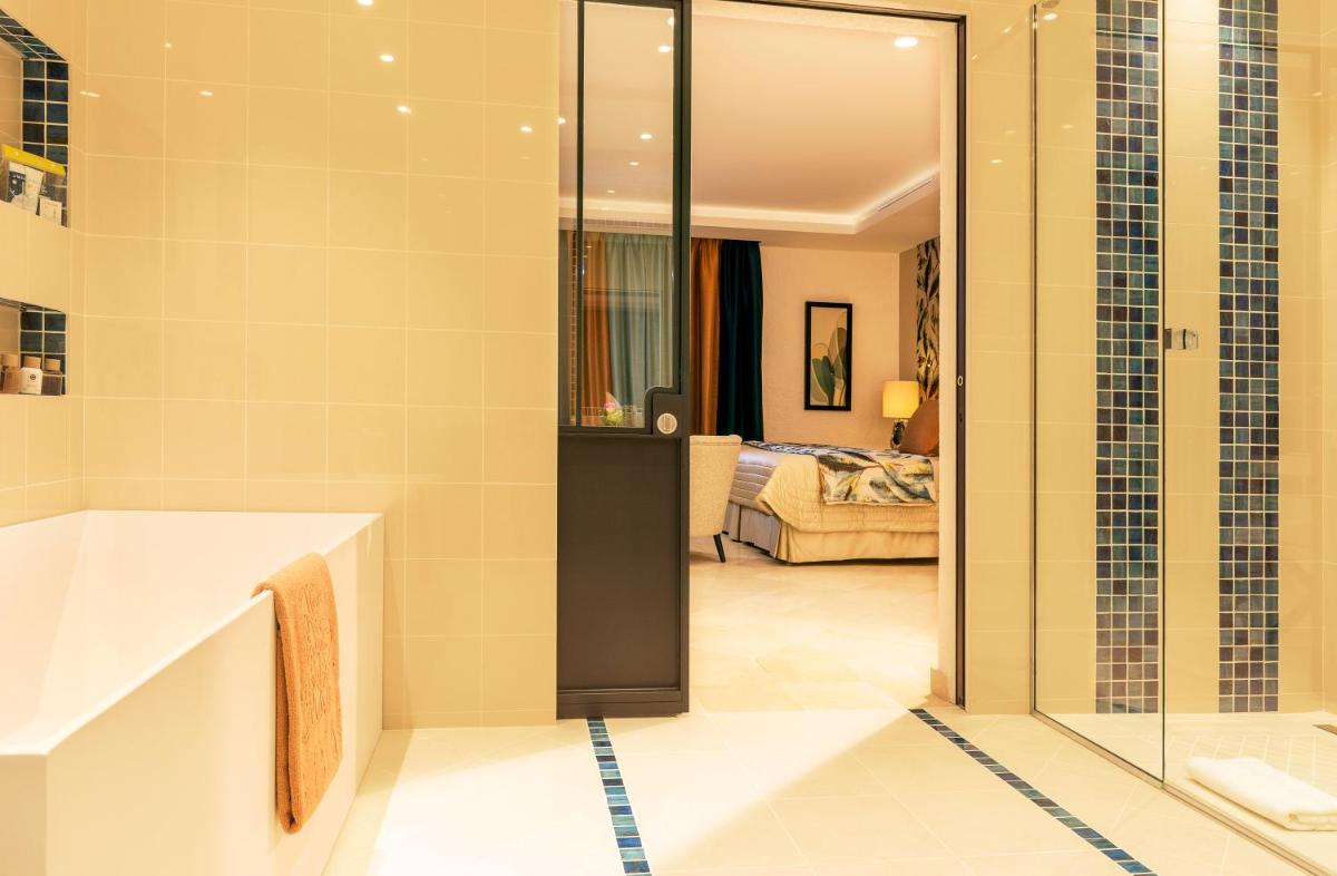 Salle de bains dans l'établissement Hotel Byblos Saint-Tropez