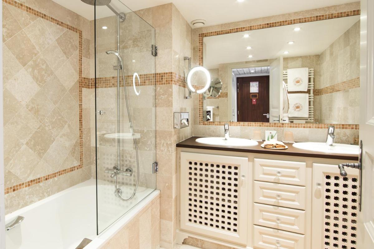 Salle de bains dans l'établissement Hotel Byblos Saint-Tropez
