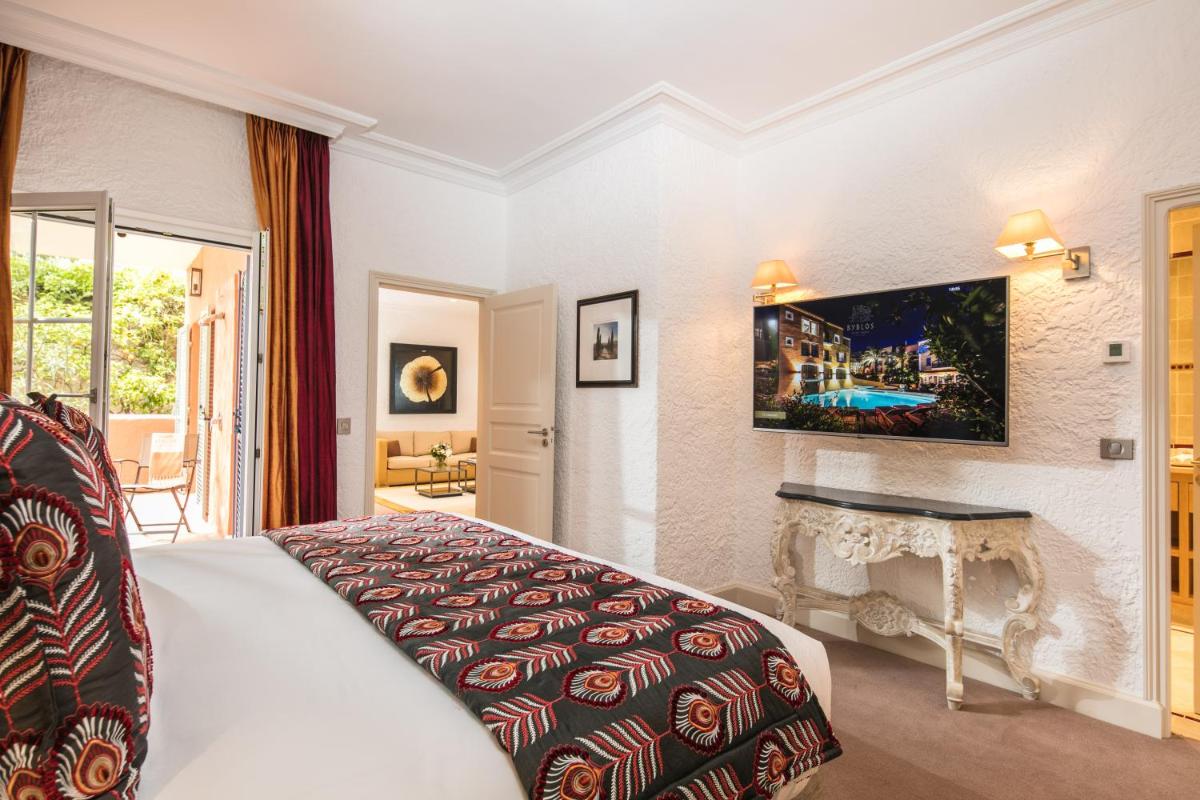 Un ou plusieurs lits dans un hébergement de l'établissement Hotel Byblos Saint-Tropez