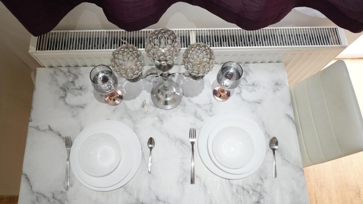 Lux Apartment in Gatwick - Housity