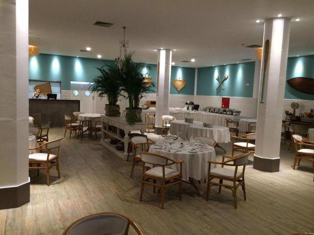 Um restaurante ou outro lugar para comer em Hotel Baia Azul