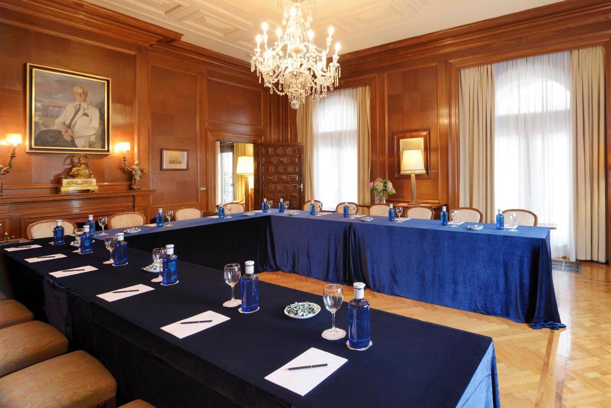 Zona business o sala de conferencias en Hostal de la Gavina GL - The Leading Hotels of the World