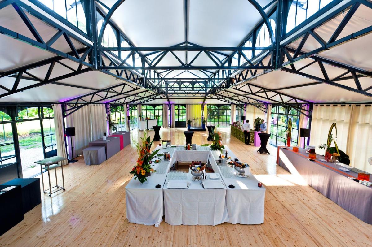 une grande pièce avec une table au milieu dans l'établissement Le Relais de La Malmaison, a member of Radisson Individuals, à Rueil-Malmaison 60 autres photos