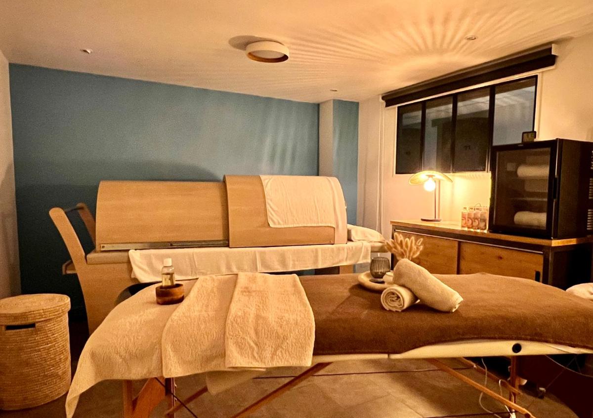 Télévision ou salle de divertissement dans l'établissement Hôtel Point France
