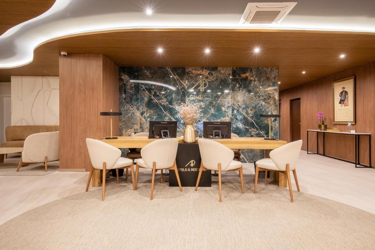 uma sala de jantar com mesa e cadeiras em AP Sines - Costa Alentejana em Sines