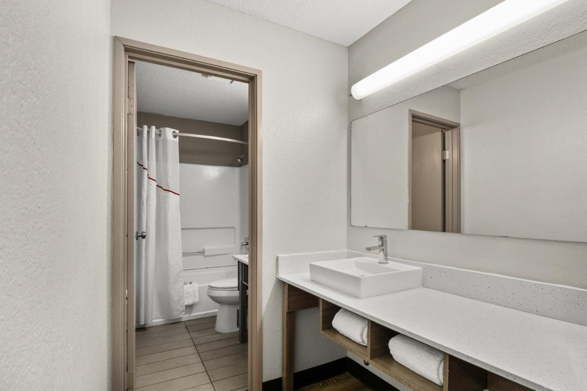 Red Roof Inn PLUS Belleville - Housity