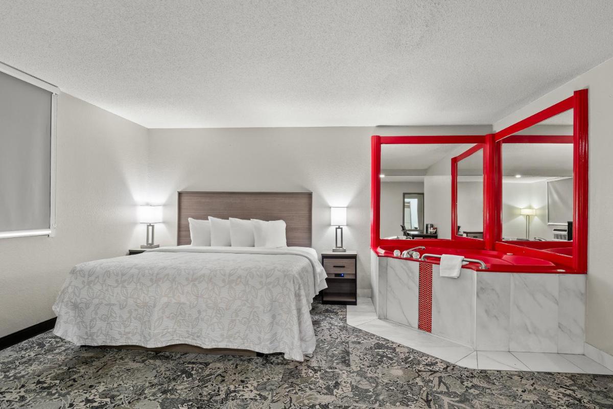 Red Roof Inn PLUS Belleville - Housity