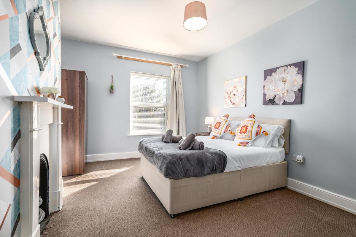 Spacious 6 Bed Home in Central Bedford w Parking - Housity