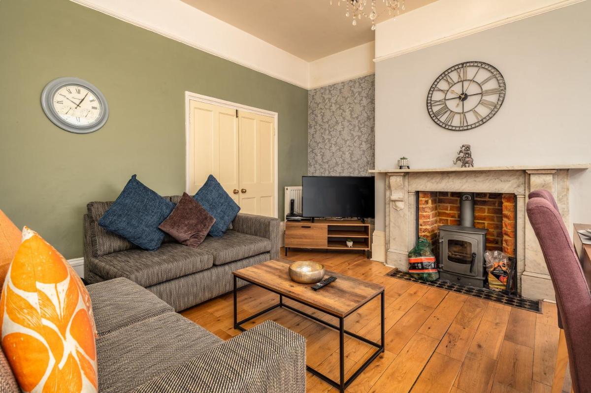 Spacious 6 Bed Home in Central Bedford w Parking - Housity