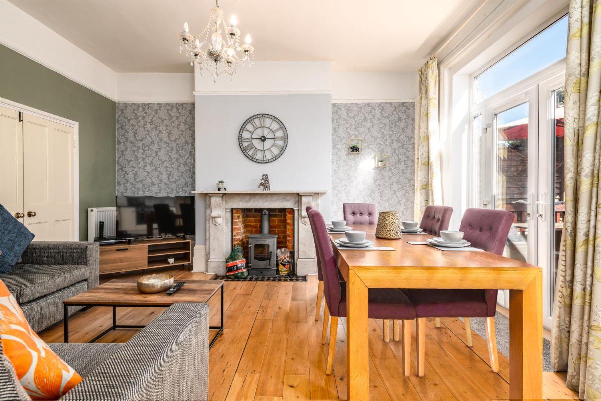 Spacious 6 Bed Home in Central Bedford w Parking - Housity