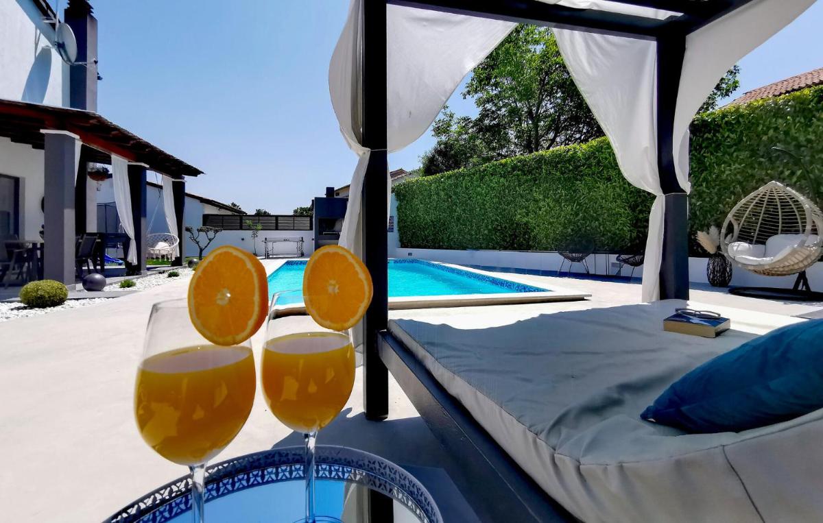 Three-Bedroom Apartment In Svetvincenat - Housity