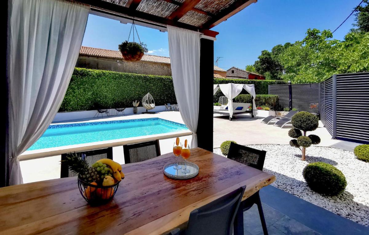 Three-Bedroom Apartment In Svetvincenat - Housity