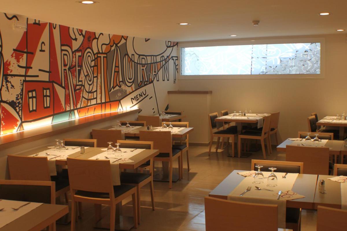 Un restaurante o sitio para comer en Hotel Riviera