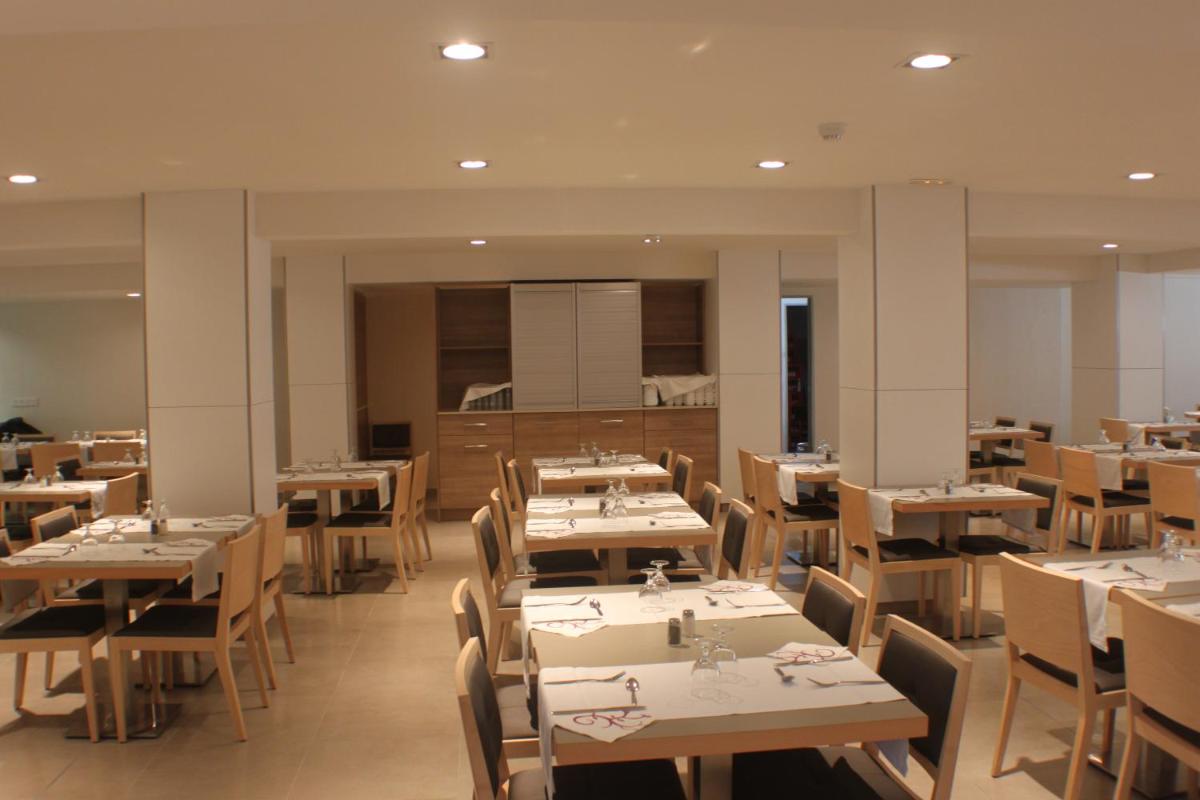 Un restaurante o sitio para comer en Hotel Riviera