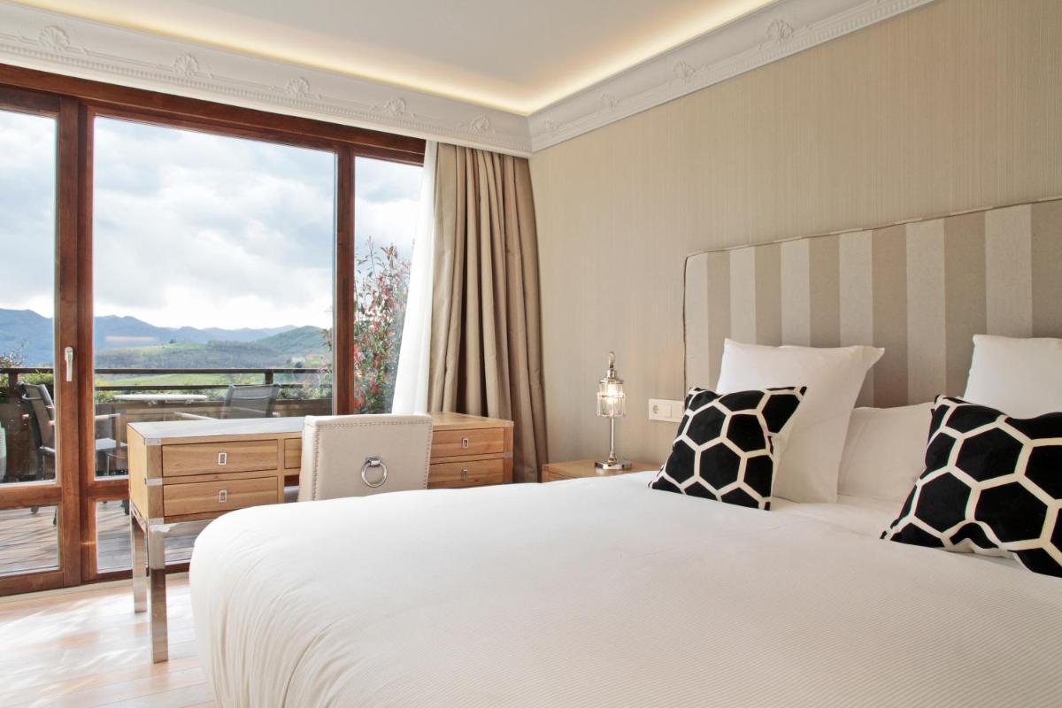 Cama o camas de una habitación en Puebloastur Eco Resort Hotel & Spa