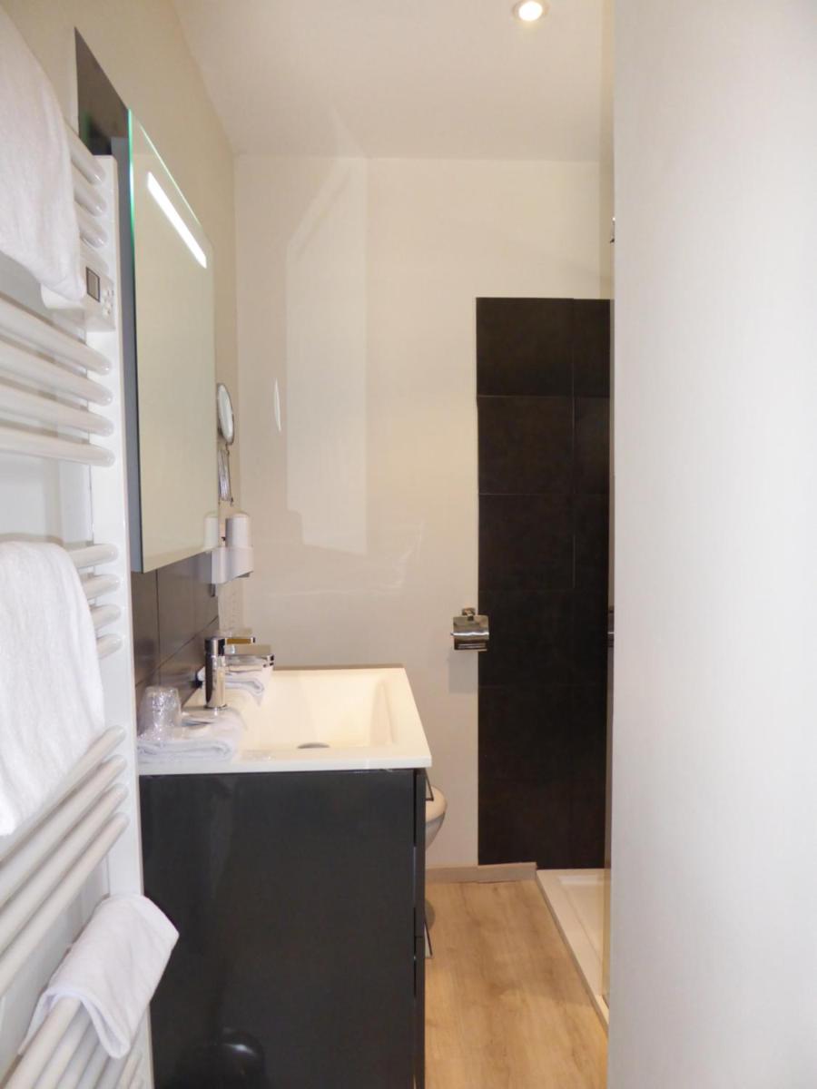 Salle de bains dans l'établissement Auberge Val Moureze Hôtel & Spa