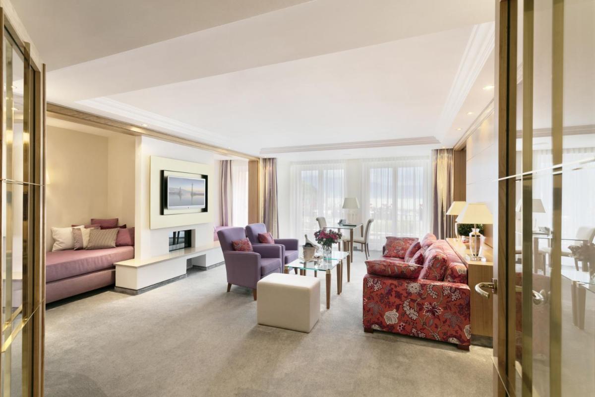 Ein Sitzbereich in der Unterkunft Hotel Bayerischer Hof