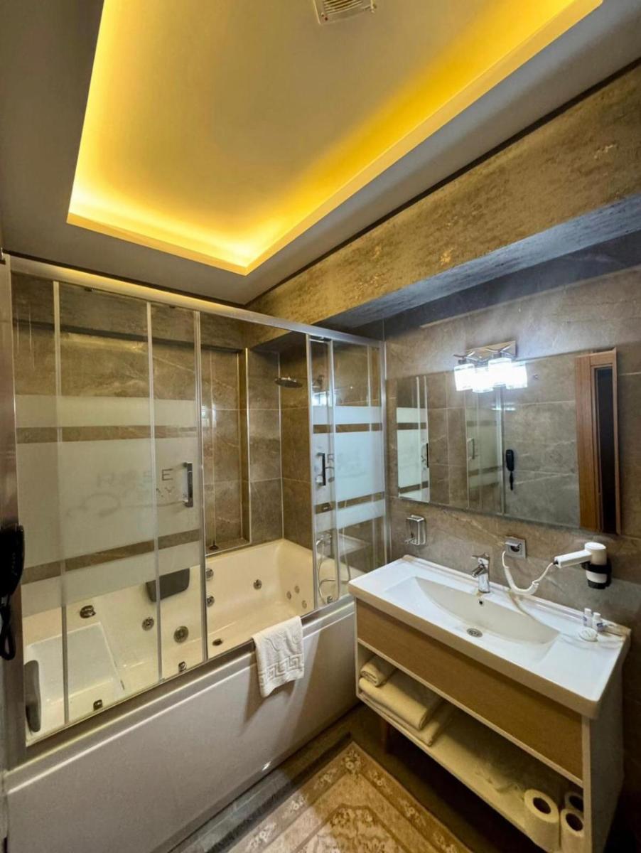 Golden Rose Deluxe Hotel - Housity