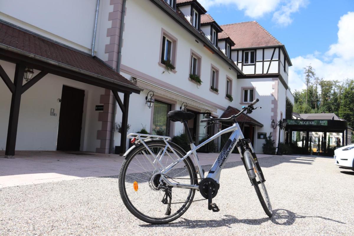 Vélo sur le terrain de l'établissement 6717 Nature Hôtel & Spa Le Clos des Délices ou dans les environs
