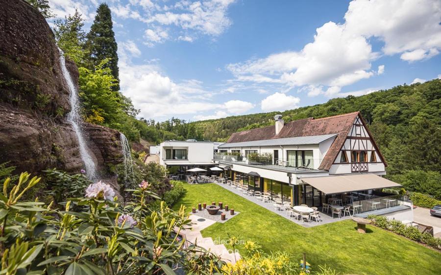 - une vue aérienne sur une maison avec une cascade dans l'établissement 6717 Nature Hôtel & Spa Le Clos des Délices, à Ottrott