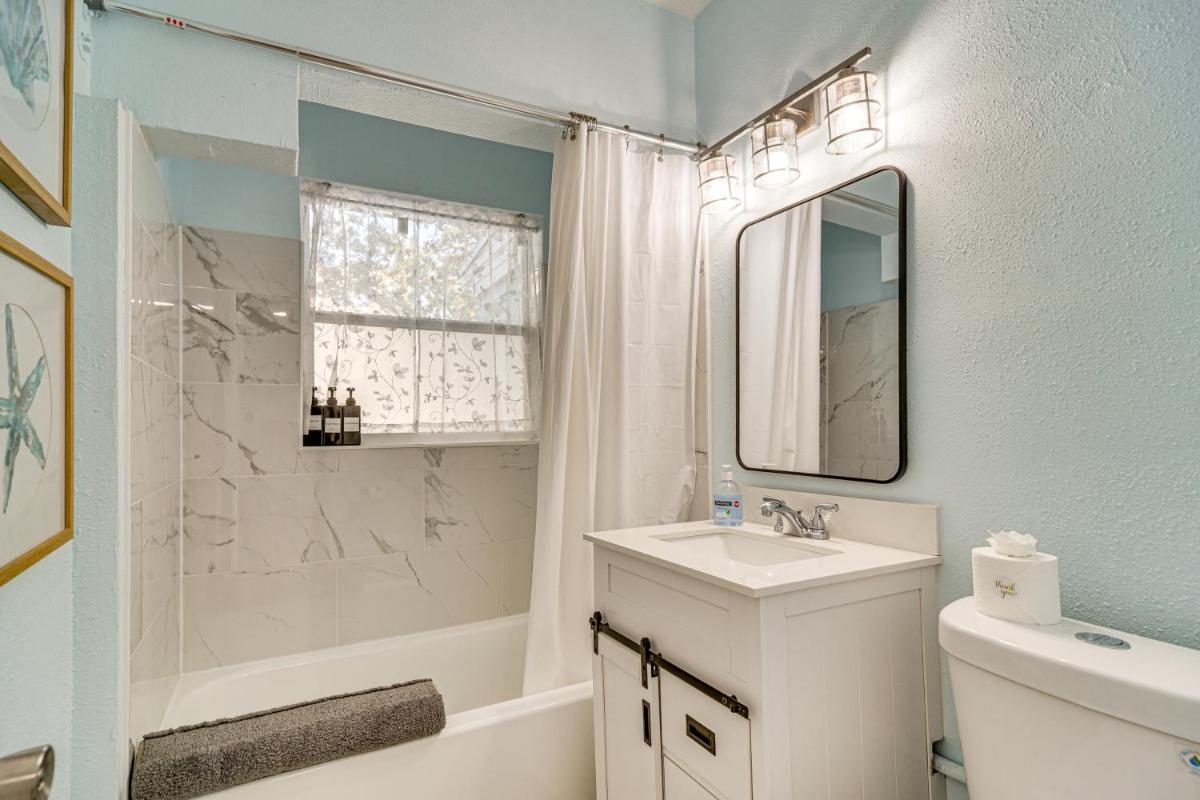 Indian Rocks Beach Retreat, Walk to Gulf & Beaches - Housity