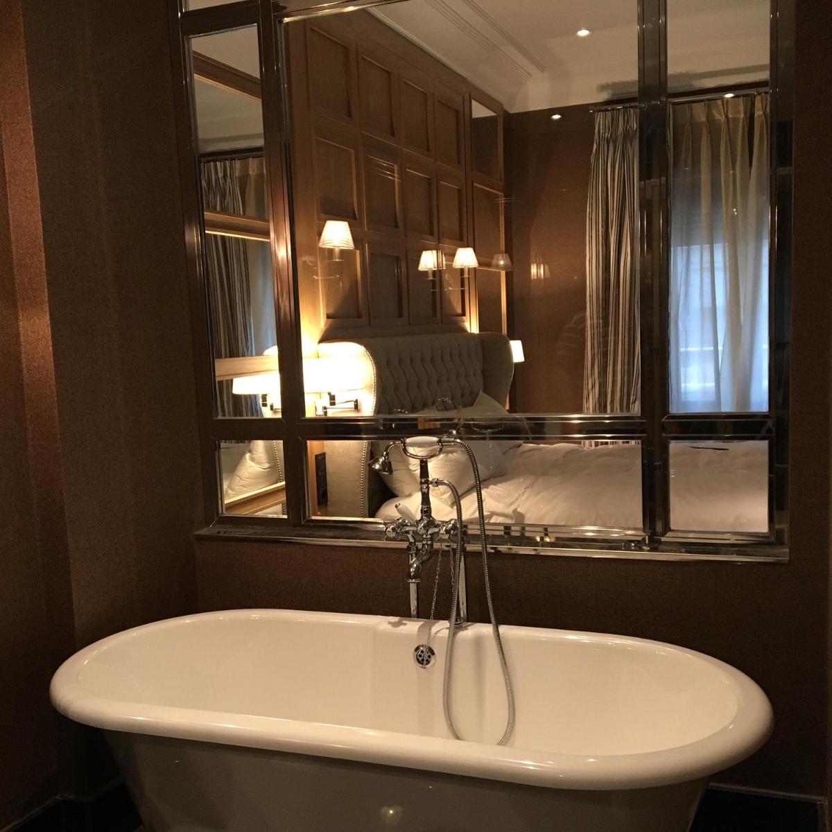Un baño de Hotel Rector