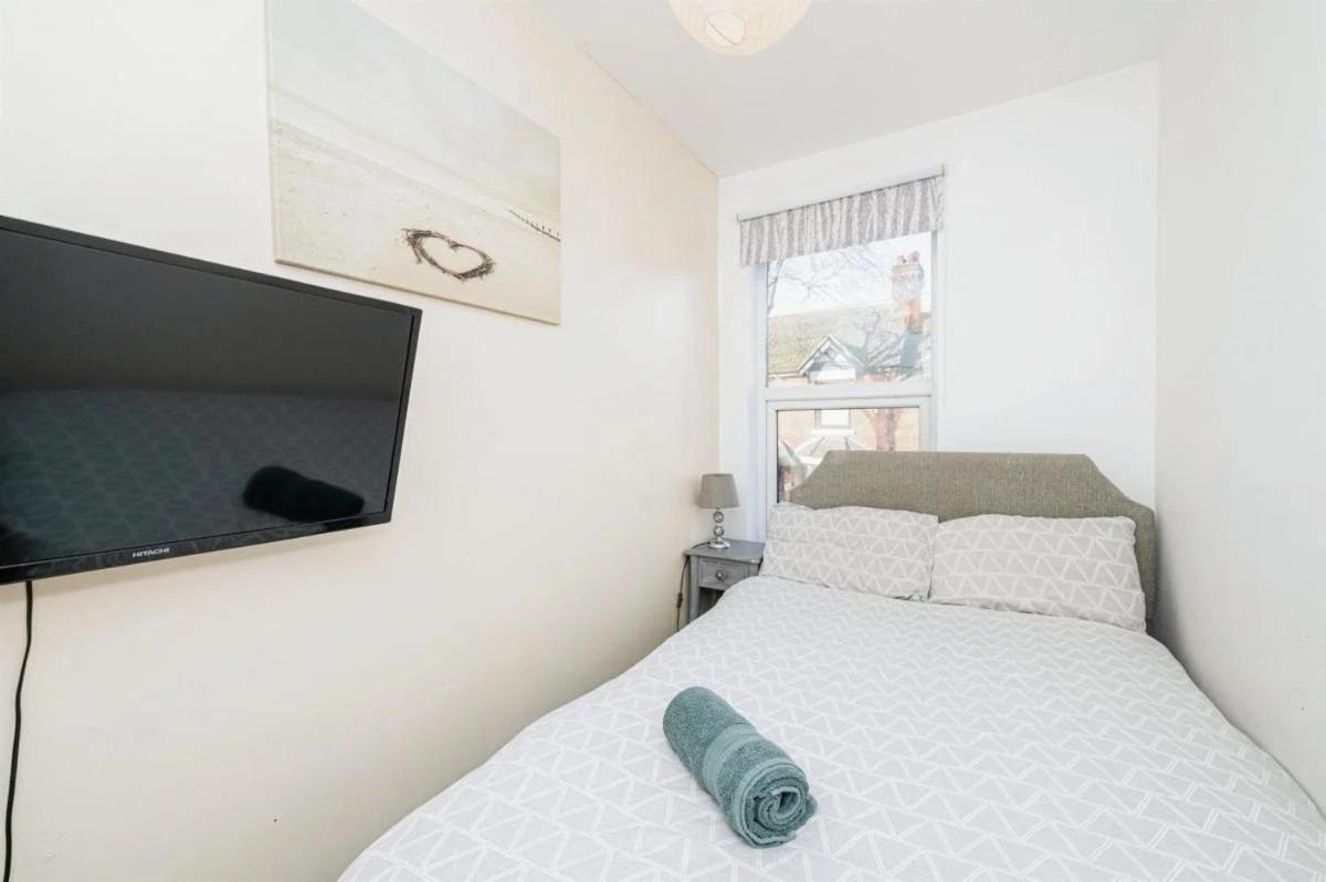 4 Bedroom House For Corporate Stays in Kettering - Housity