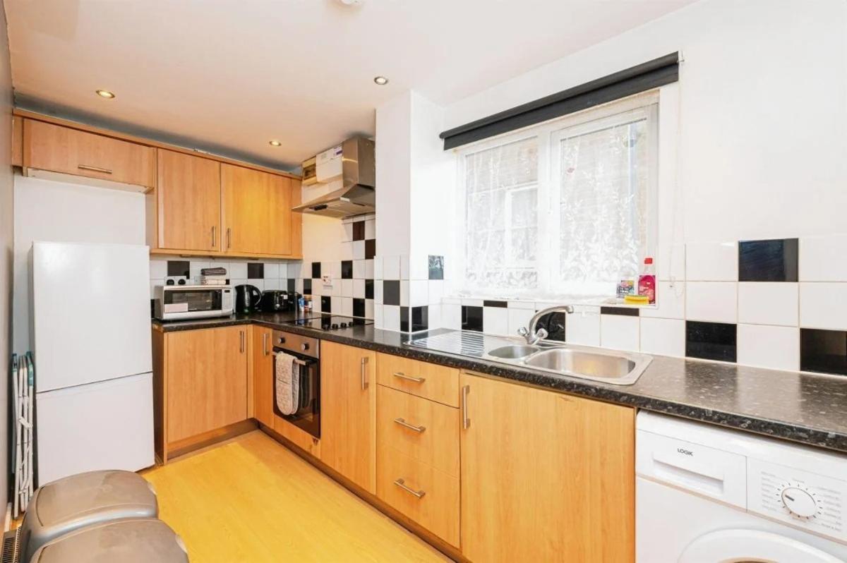 2 Bedroom House For Corporate Stays in Kettering - Housity