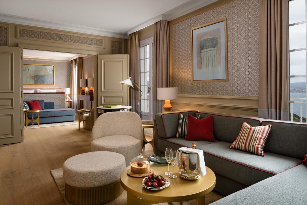 un salon avec un canapé et une table dans l'établissement Althoff Hotel Villa Belrose, à Saint-Tropez