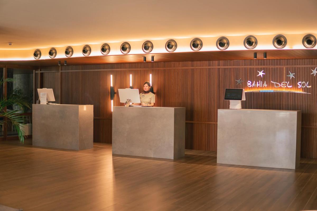 El salón o zona de bar de Hotel Bahia del Sol