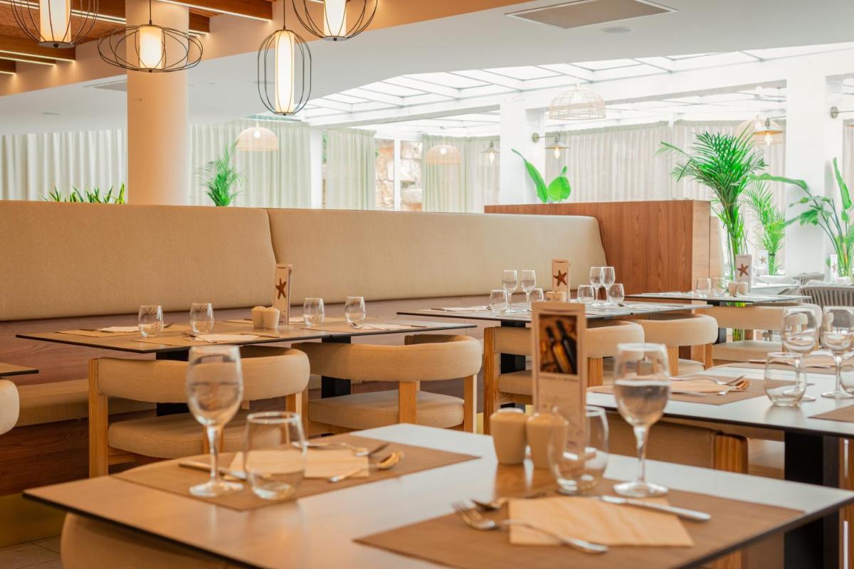 Un restaurante o sitio para comer en Hotel Bahia del Sol