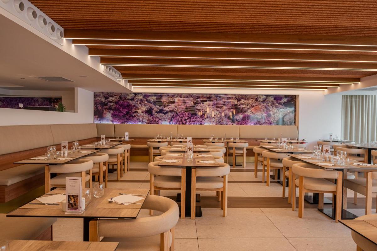 Un restaurante o sitio para comer en Hotel Bahia del Sol