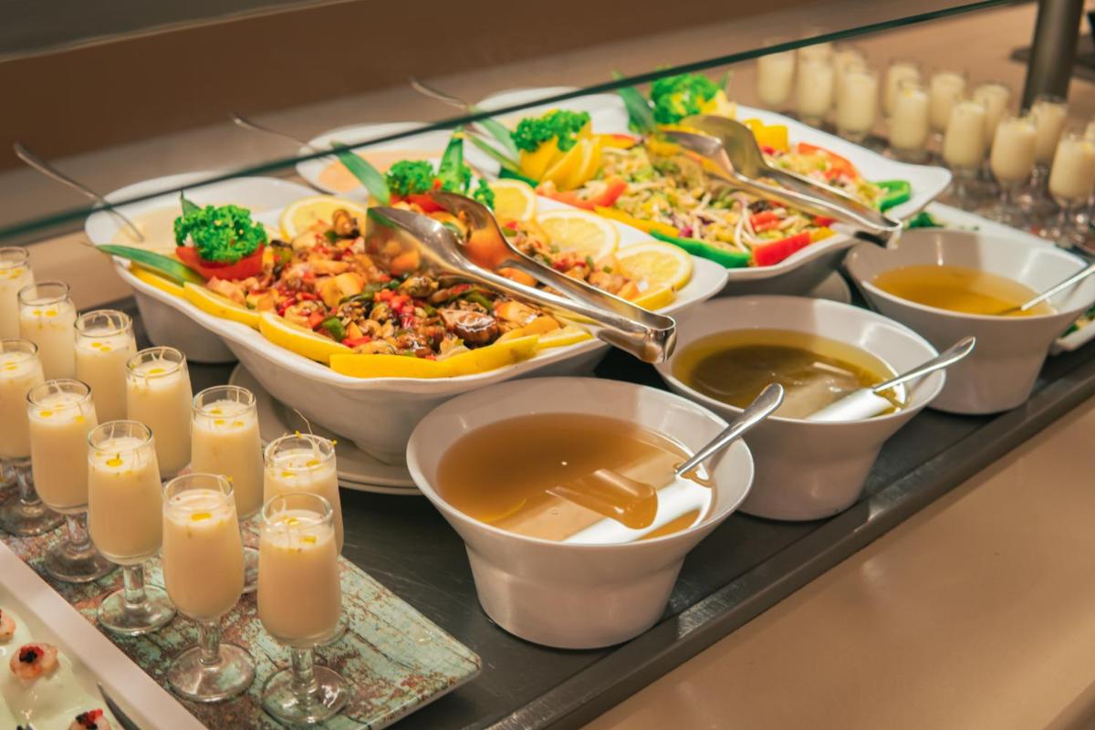 Comida en o cerca de este hotel