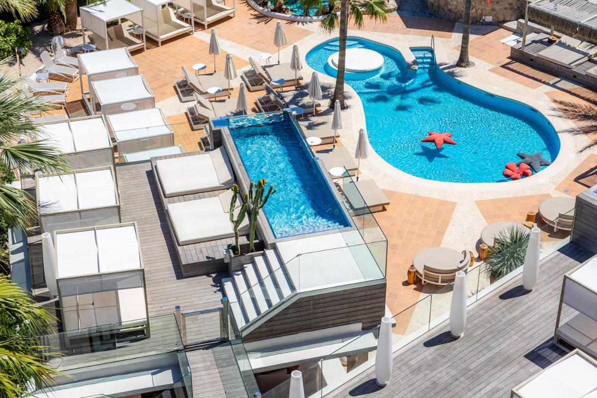 Una vista aérea de una piscina en un hotel. en Marins Beach Club - Adults Only Hotel, en Cala Millor