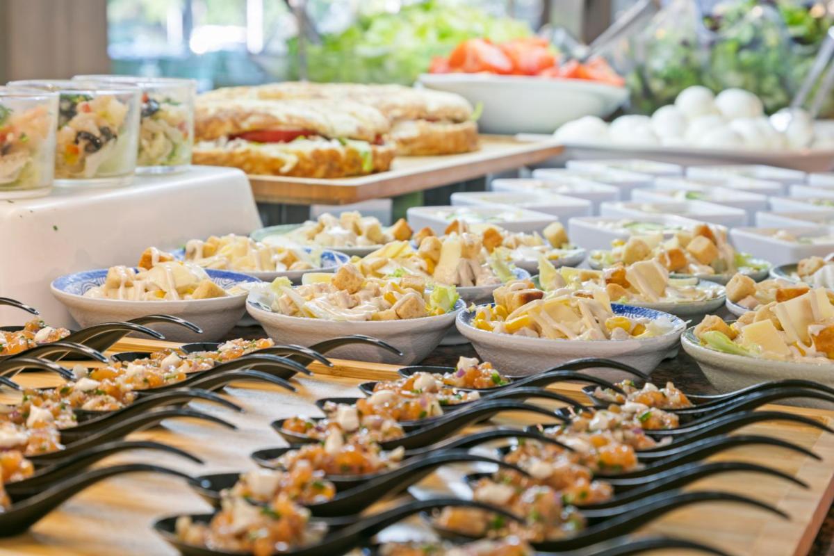 Comida en o cerca de este hotel