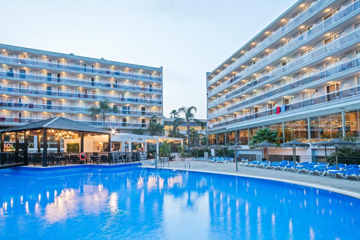 una gran piscina frente a un hotel en Sol Costa Daurada, en Salou