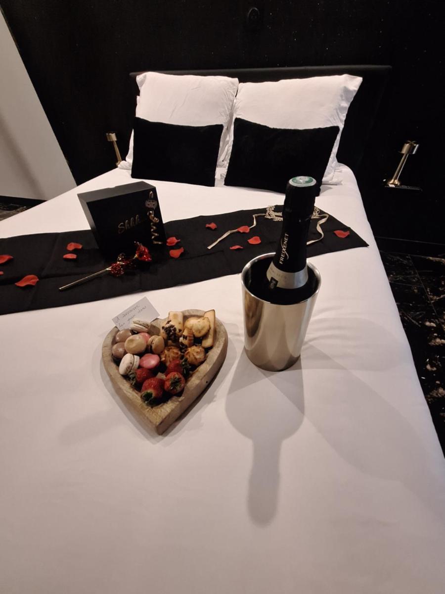 love room mes petits secrets miniac morvan avec jacuzzi privatif - Housity