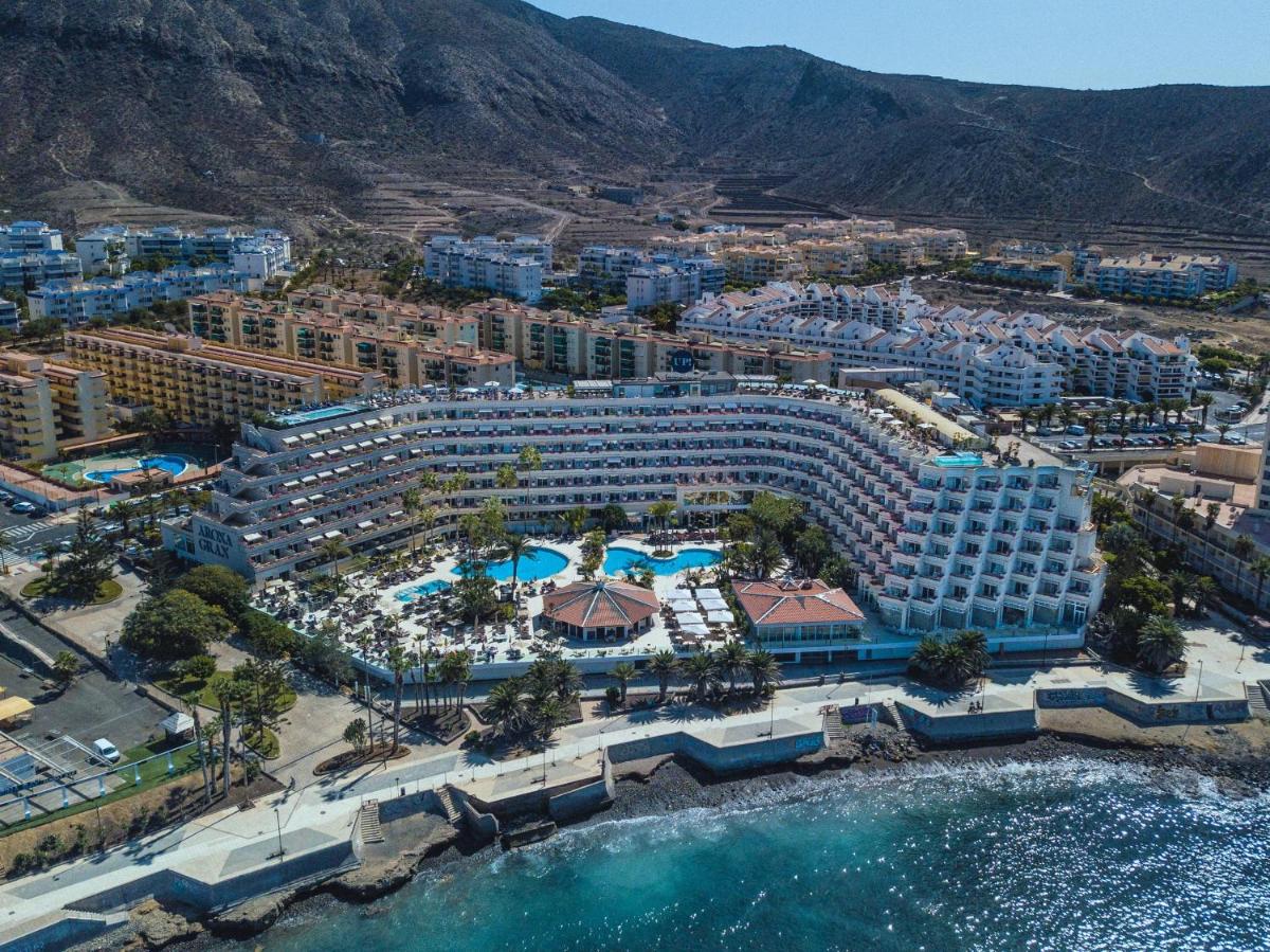una vista aérea de un hotel y un resort en Spring Arona Gran Hotel - Adults Only, en Los Cristianos