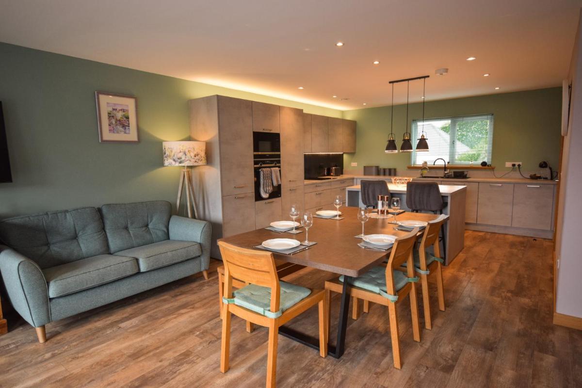 Aurora - Self Catering, Kirkwall, Quiet Location with Luxury Hot Tub - Housity