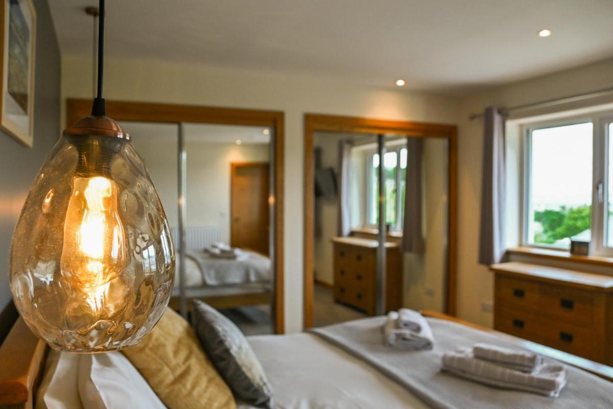 Aurora - Self Catering, Kirkwall, Quiet Location with Luxury Hot Tub - Housity