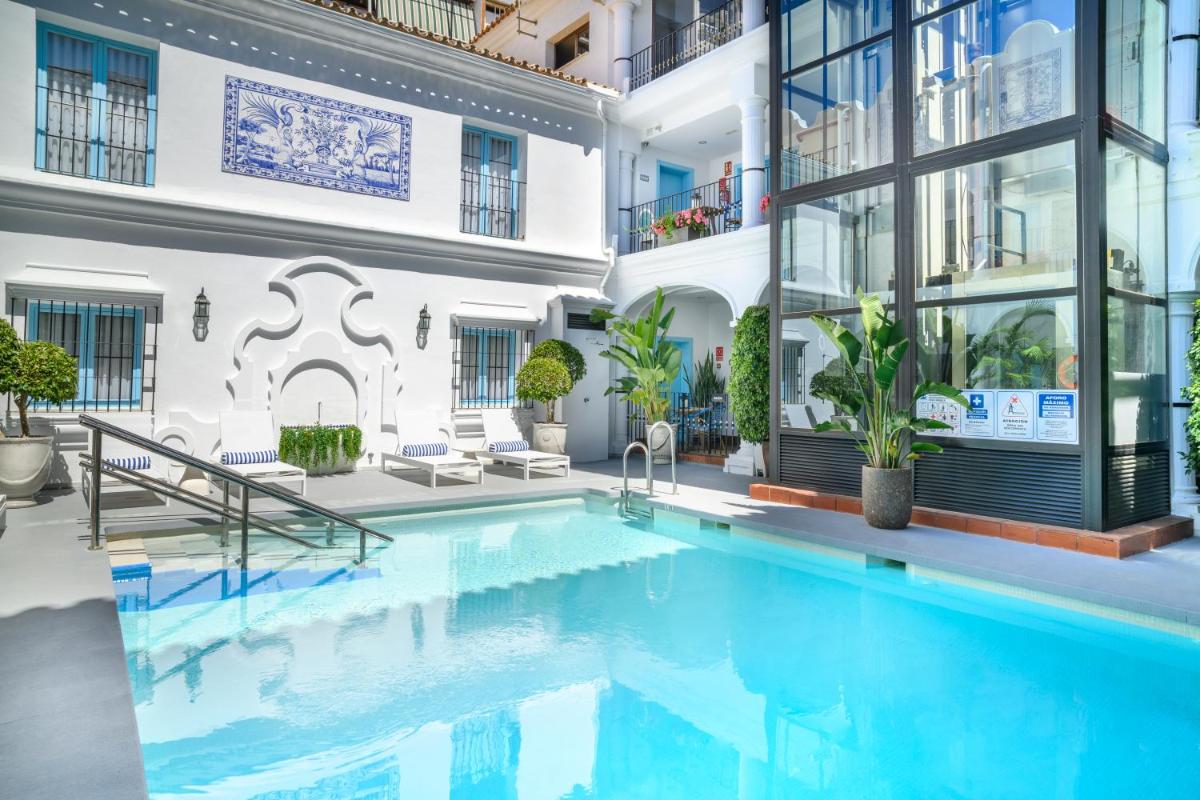 una piscina en medio de un edificio en Hotel La Fonda, en Benalmádena