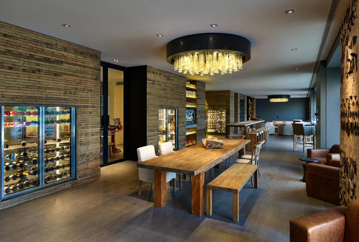 Uma área de estar em Six Senses Douro Valley