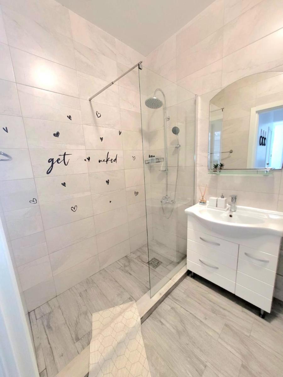 Sea View Apartment - Housity
