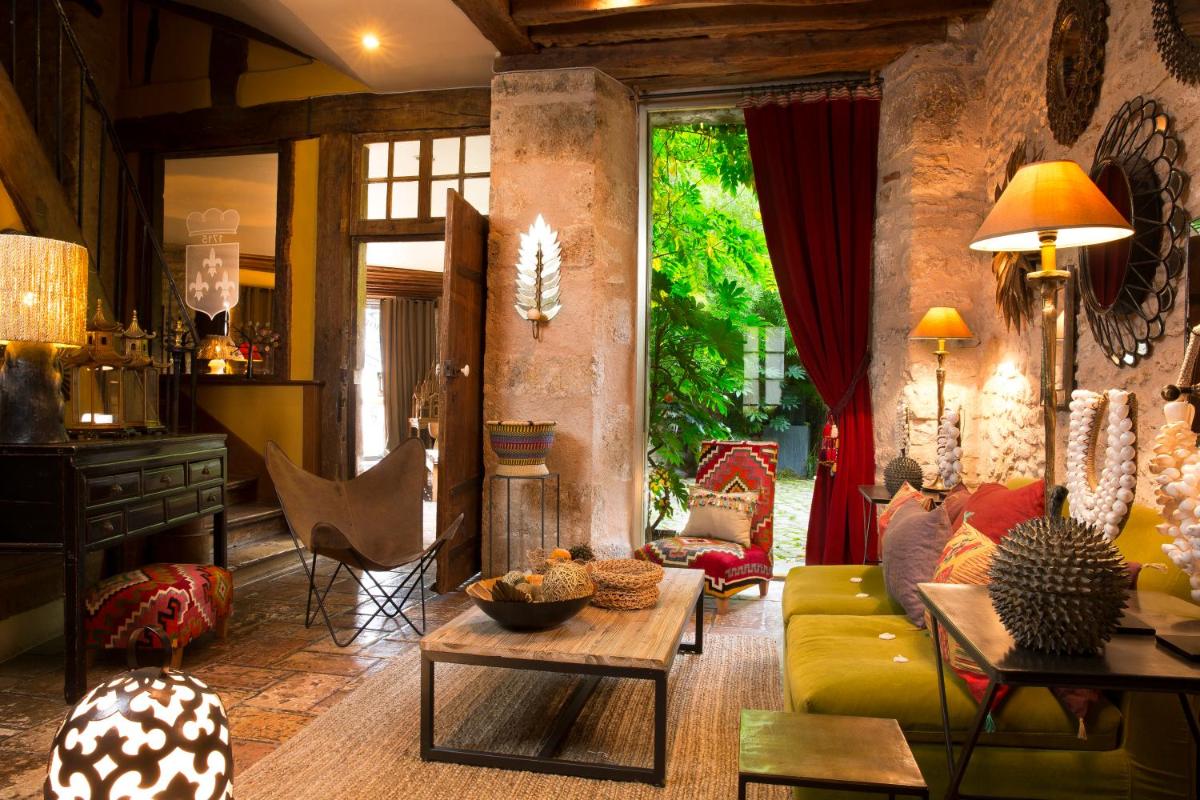 Coin salon dans l'établissement Hotel De France