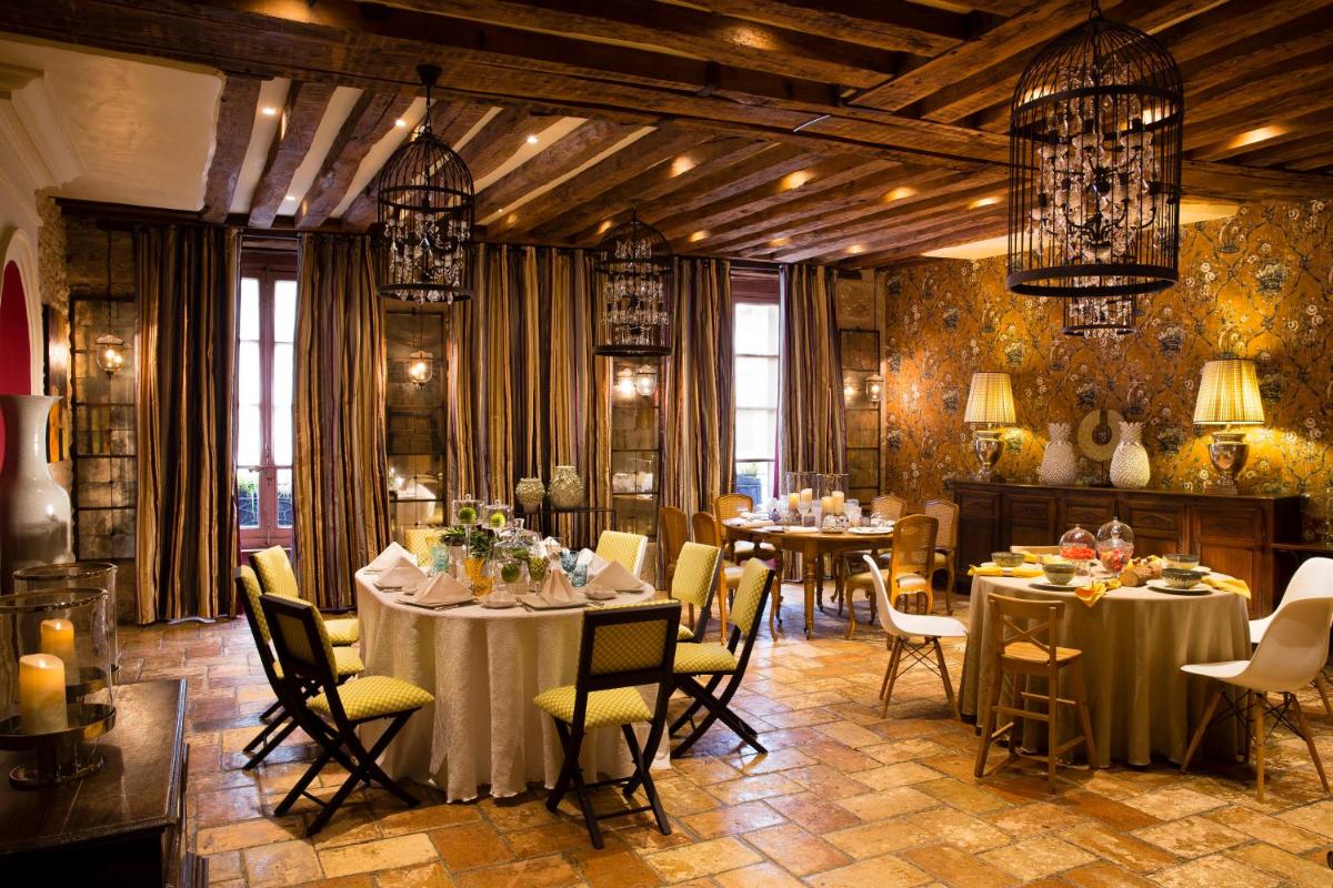 Restaurant ou autre lieu de restauration dans l'établissement Hotel De France