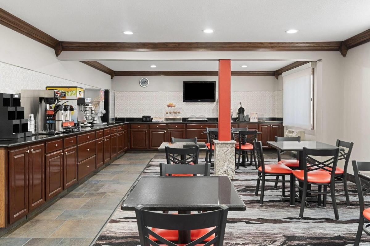 Ramada by Wyndham Cedar Rapids South - Housity