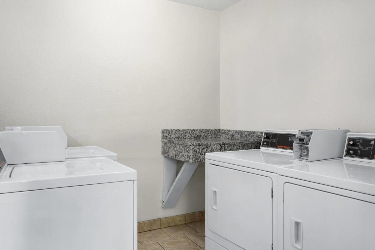 Ramada by Wyndham Cedar Rapids South - Housity